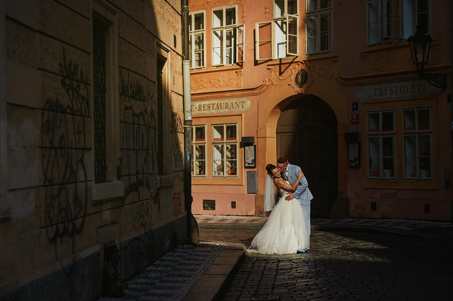 miasto rankiem ,Praga sesja ślubna, plener w Pradze, Konopka Tomasz ,fotografia ślubna Śląsk, fotograf Kraków